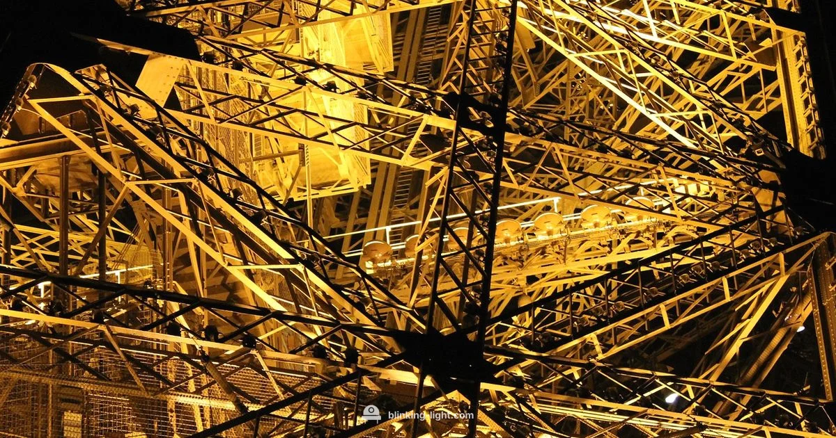 Eiffel Night Sparkles Eiffel Night Sparkles - Blinking Light